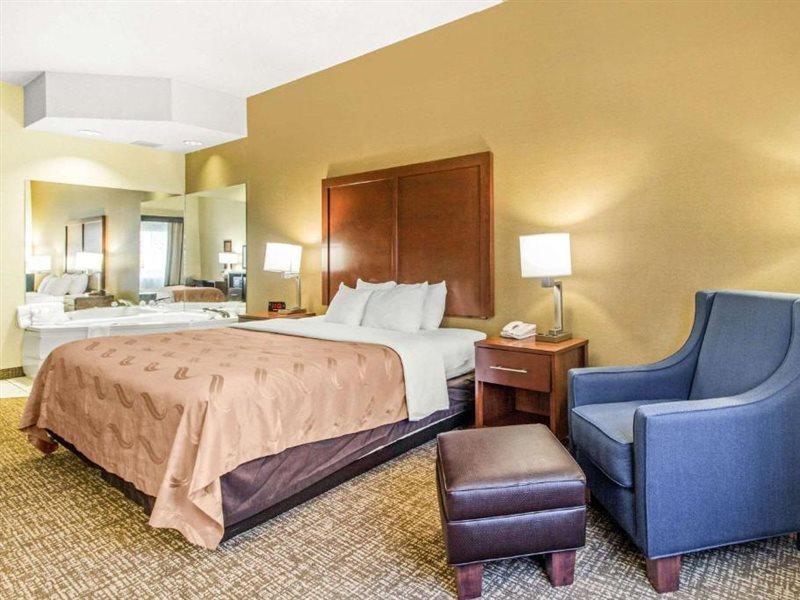 Quality Suites Корбин Екстериор снимка