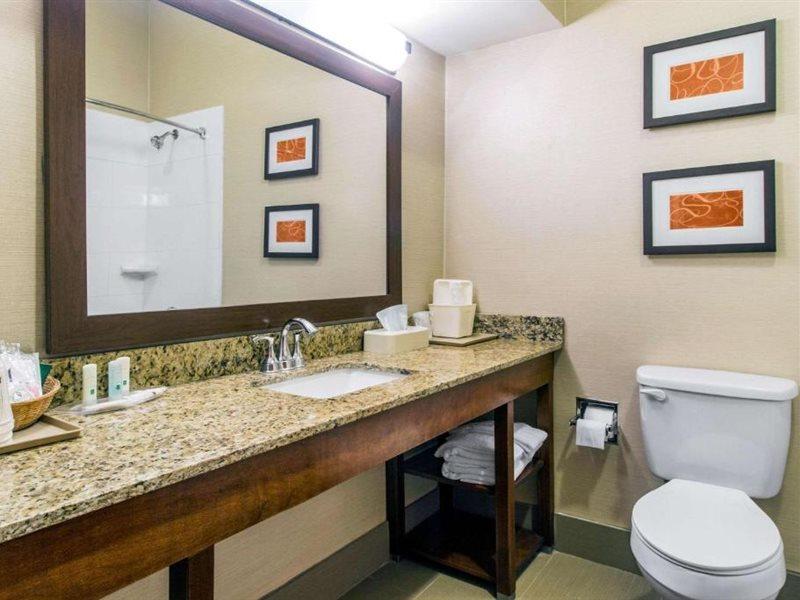 Quality Suites Корбин Екстериор снимка