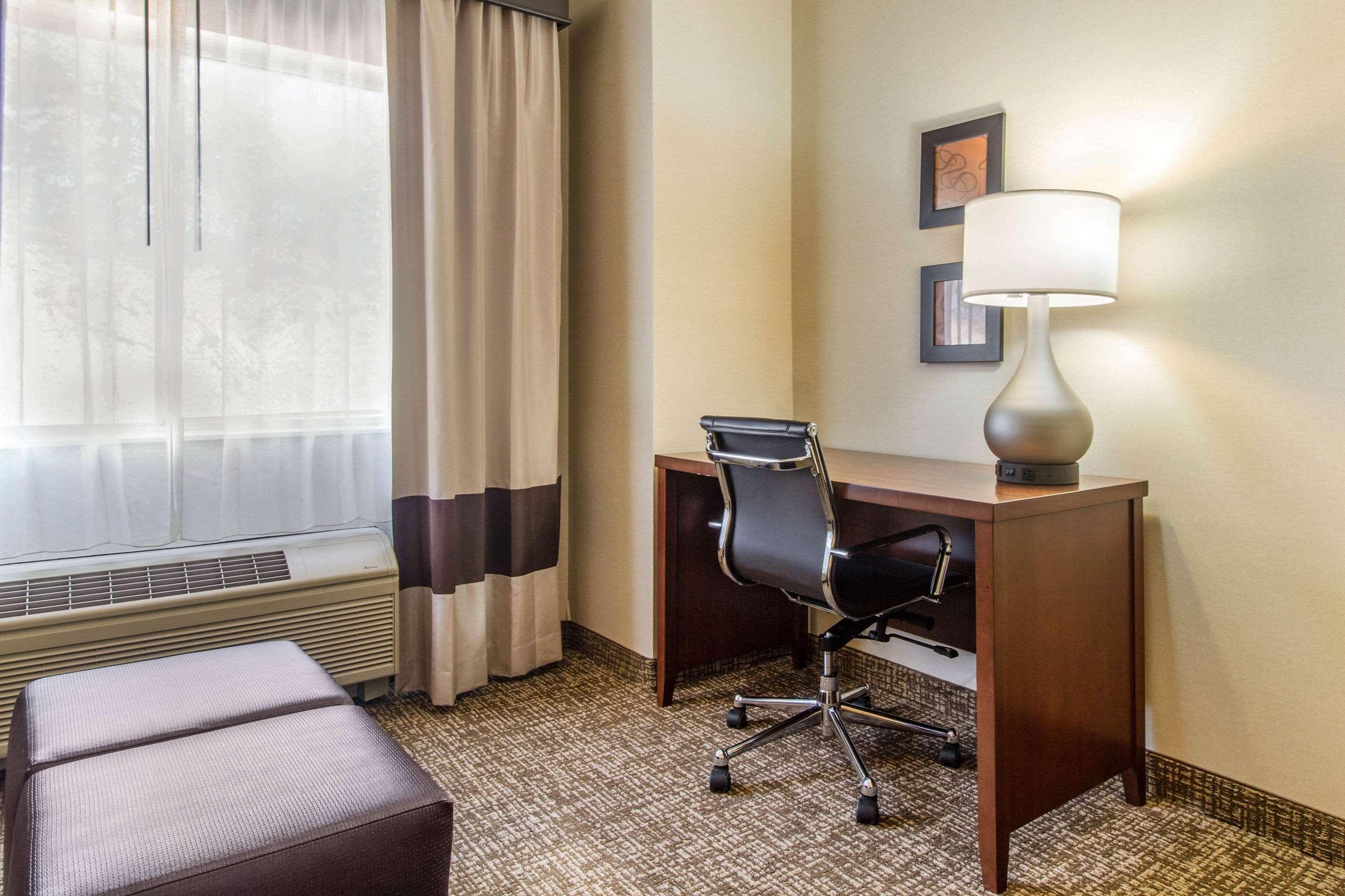 Quality Suites Корбин Екстериор снимка