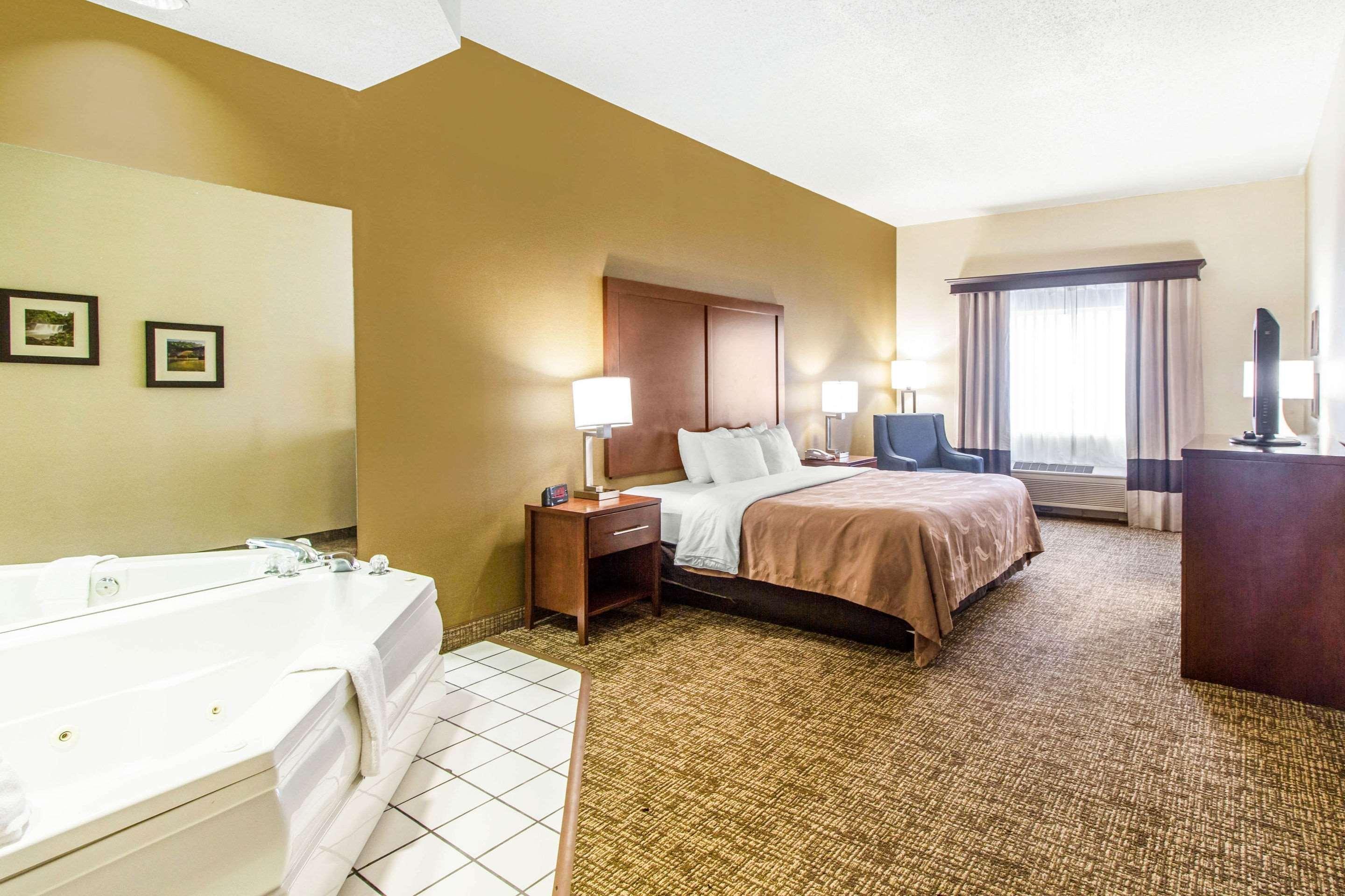 Quality Suites Корбин Екстериор снимка