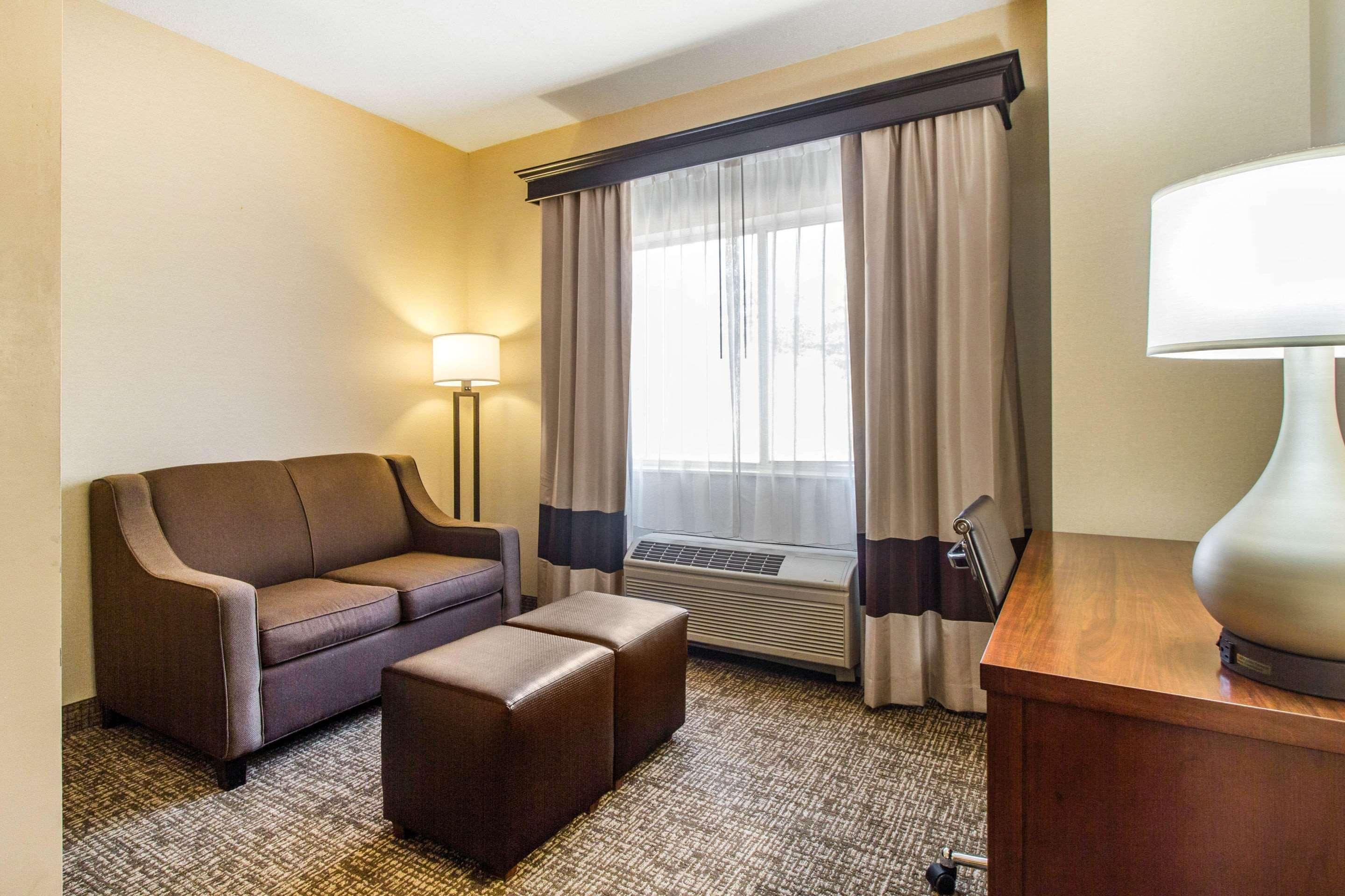 Quality Suites Корбин Екстериор снимка