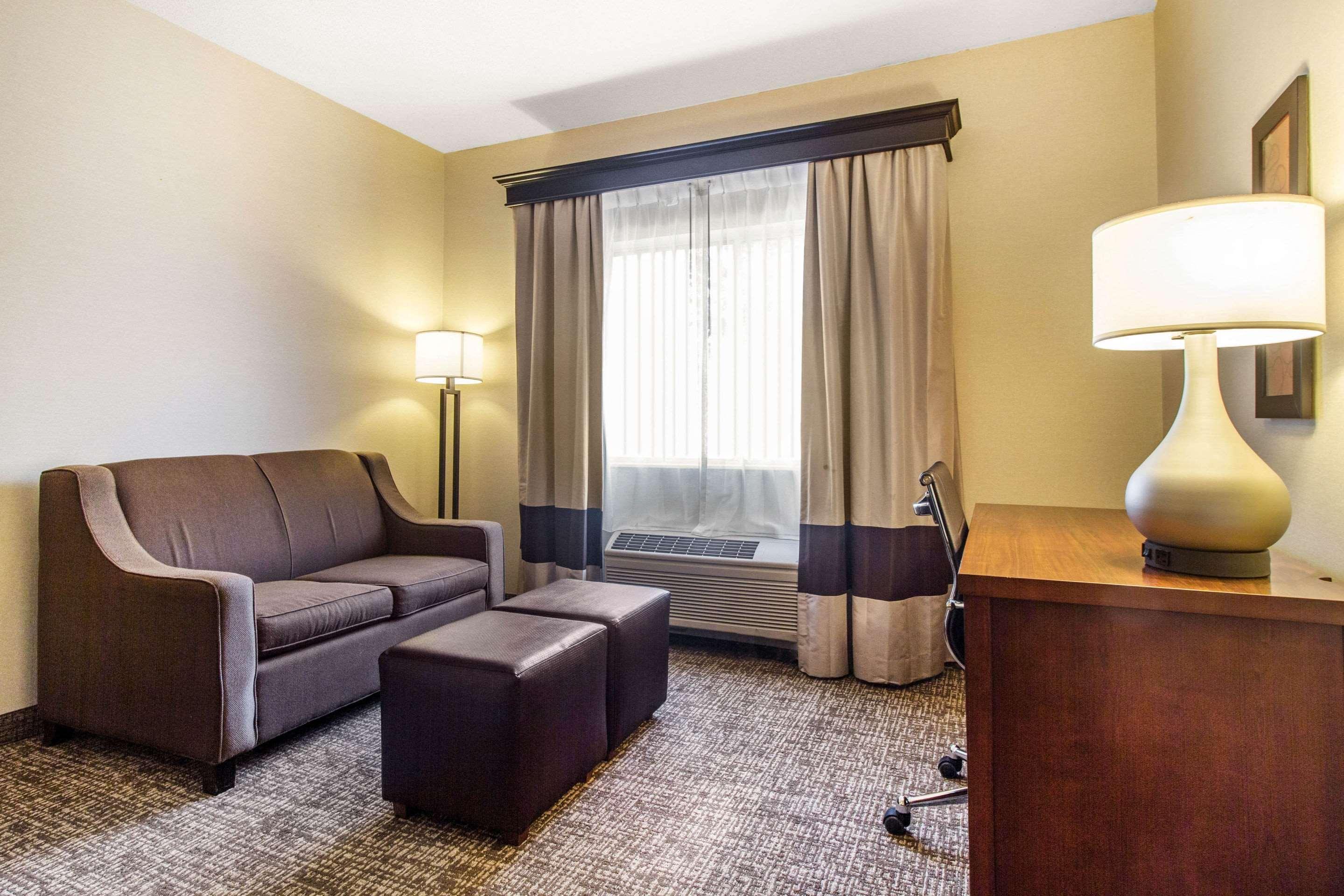 Quality Suites Корбин Екстериор снимка